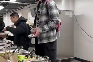 营养价值很高啊！来看看杨瀚森在开拓者的赛后饮食都吃了啥？